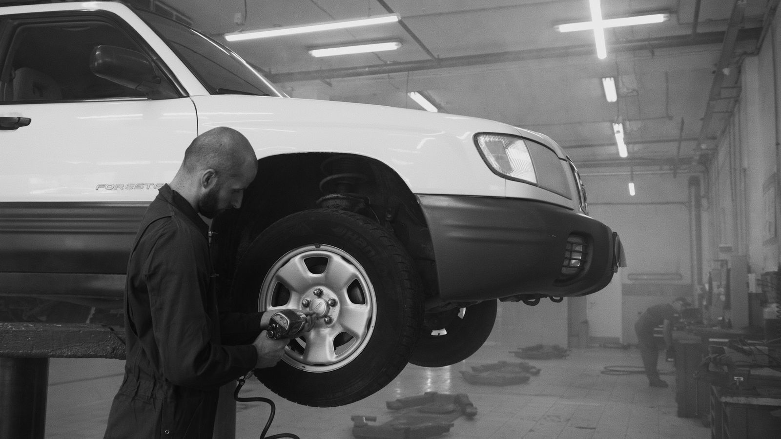 İzmir Mobil Lastik atölyesinde lastik ve ekipmanlar