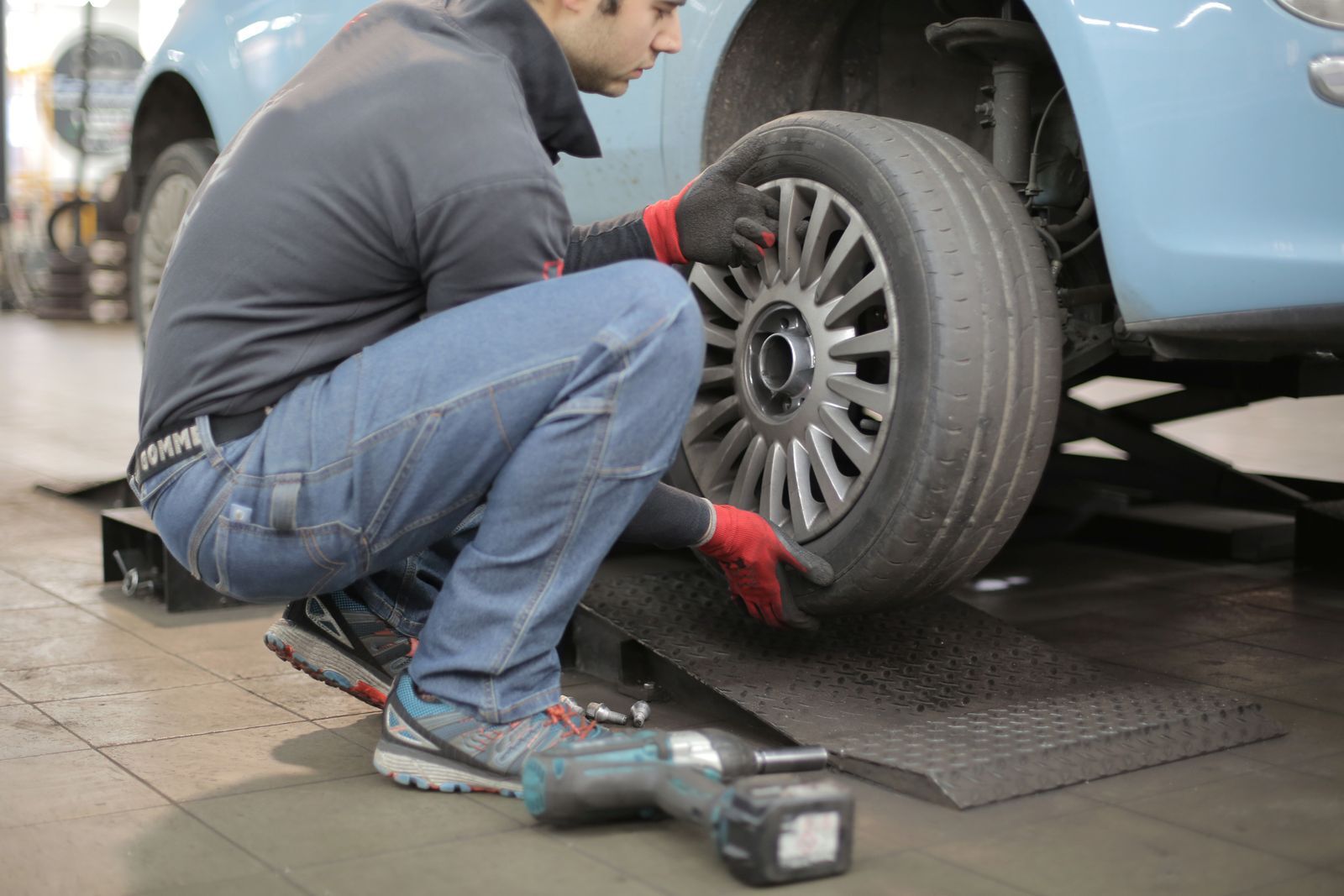 İzmir Mobil Lastik teknisyeni bir aracın lastiğini yerinde değiştirirken